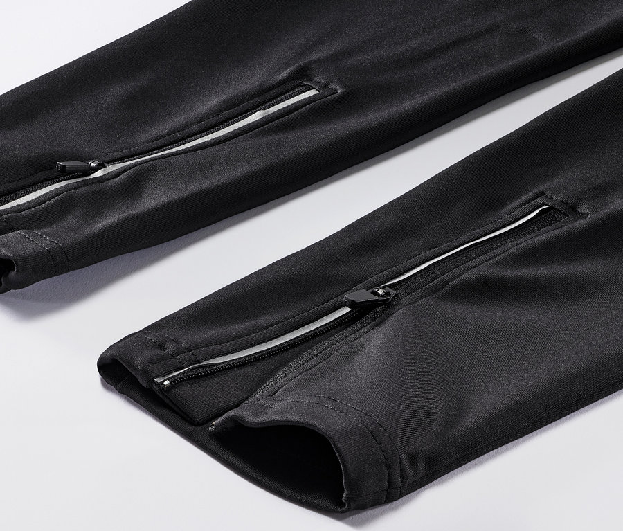 Detail einer Fahrradhose mit Reissverschlüssen an den Beinenden.