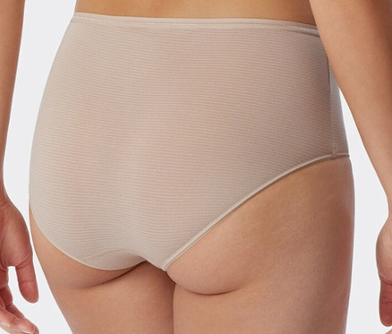 Frau trägt 2 SCHIESSER Midislips mit Modal, sandfarben, Streifen.