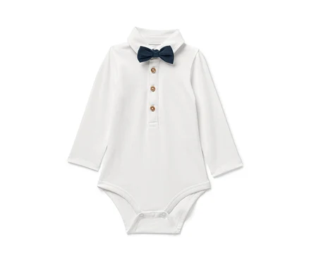Weißer Baby-Body mit Fliege.