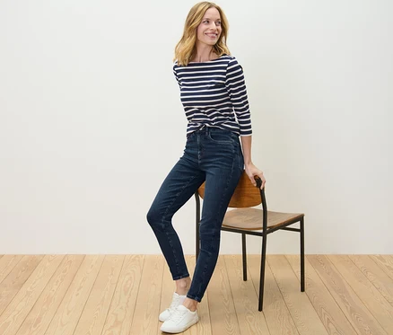 Eine Frau posiert, an einen Stuhl gelehnt, und trägt eine Skinny Jeans – Fit »Hanna«.