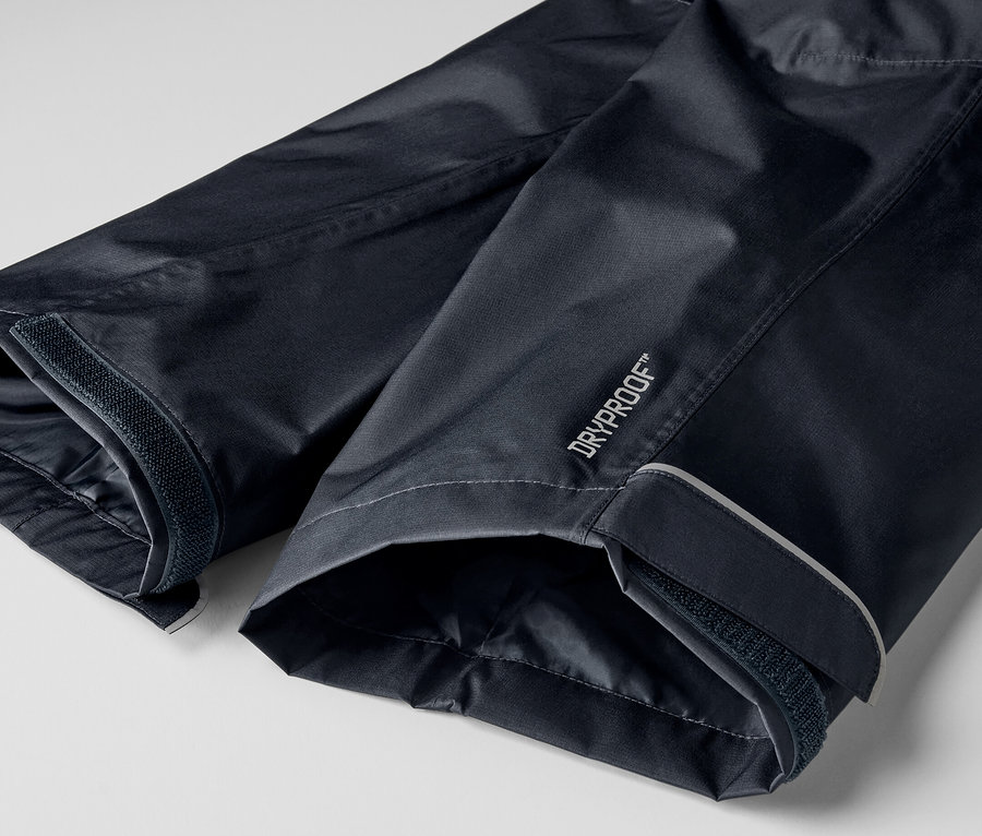 Detailaufnahme einer Unisex-Regenhose.