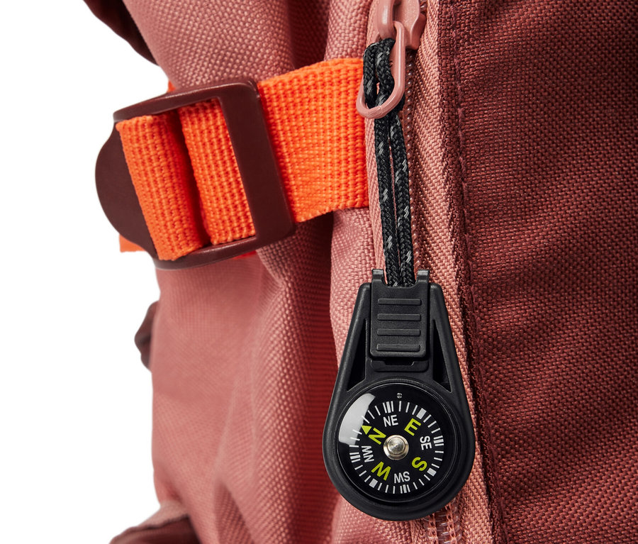 Detailaufnahme eines Rucksacks mit 2 Reißverschlussanhängern.