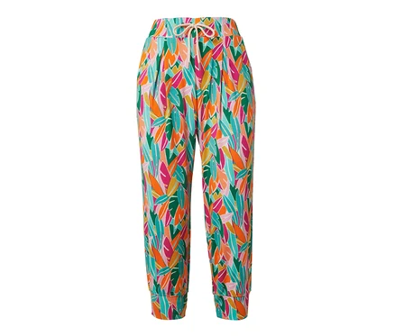 Eine 3/4-Jerseyhose mit einem bunten Blättermuster.