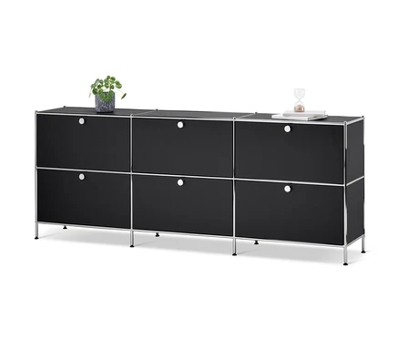 Schwarzes Sideboard »CN3« mit 6 Klappen. Auf der Oberseite befinden sich eine Pflanze und eine Sanduhr.