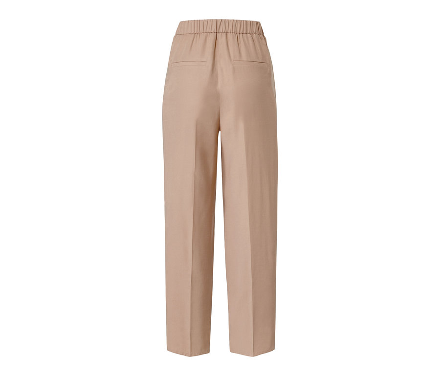 Beige Webhose mit Gesäßtaschen.