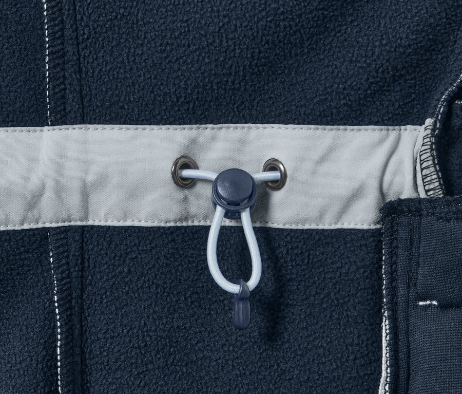 Detailansicht eines icegrauen Softshellmantels mit Kordelzug.