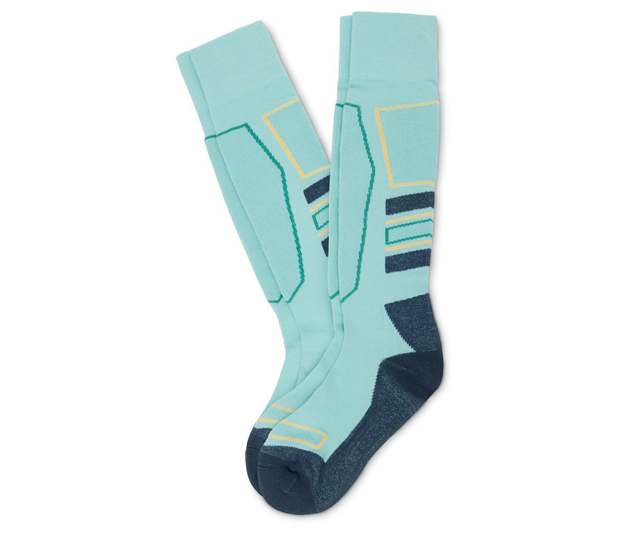 Ein Paar hellblaue Skisocken mit dunkelblauen Fersen und Details.