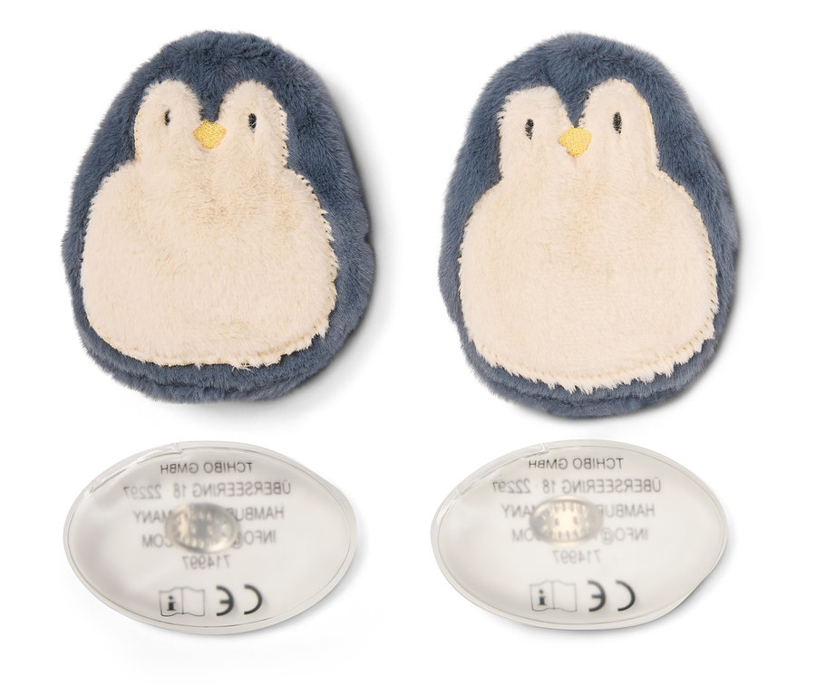 Zwei Paar Pinguin-förmige Wärmekissen auf weißem Hintergrund.