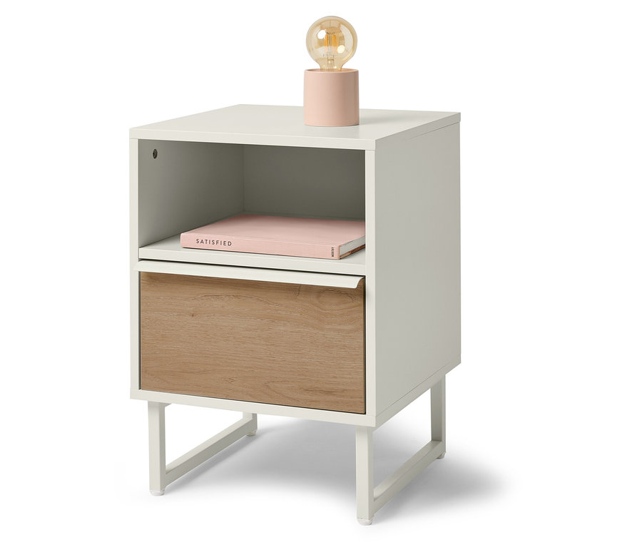 Weißer Nachttisch mit Holzschublade, Buch und Lampe.