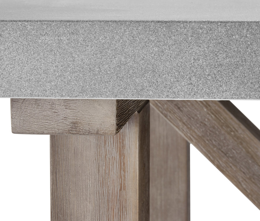 Detailaufnahme einer Gartentischplatte in Betonoptik und einem Tischbein aus Holz.