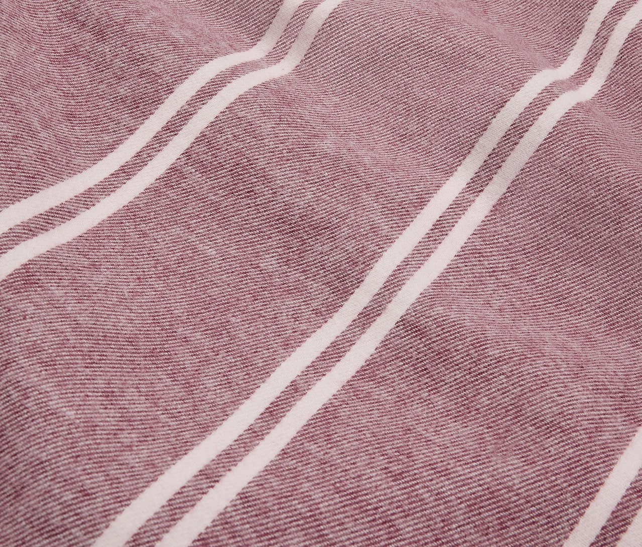 Nahaufnahme der Textur eines Stoffes mit weinroten und weißen Streifen.
