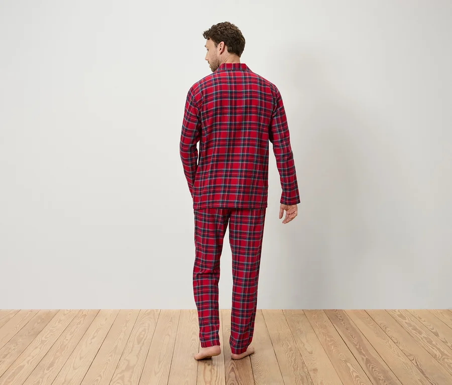 Mann von hinten trägt einen rot karierten Pyjama.