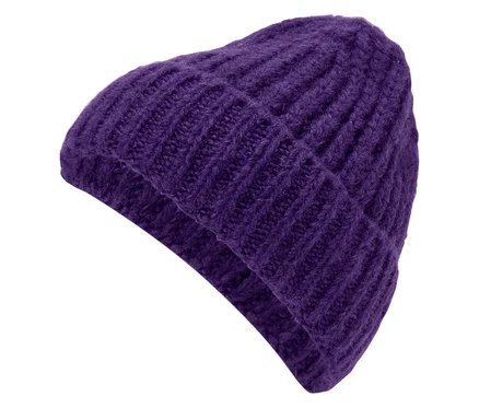 Detailaufnahme einer gestrickten, violetten Mütze.