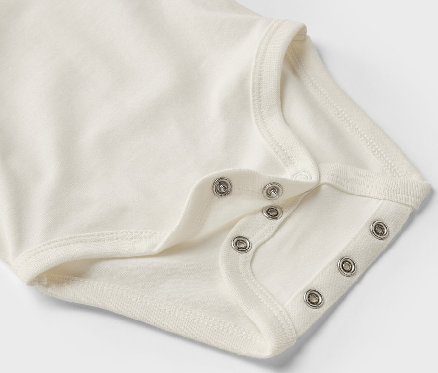 Detailansicht eines 5er-Packs mitwachsender Baby-Bodys mit Druckknöpfen.