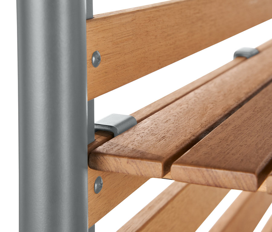 Detailaufnahme einer grauen ScanCom Outdoor-Lounge mit Fußhocker.