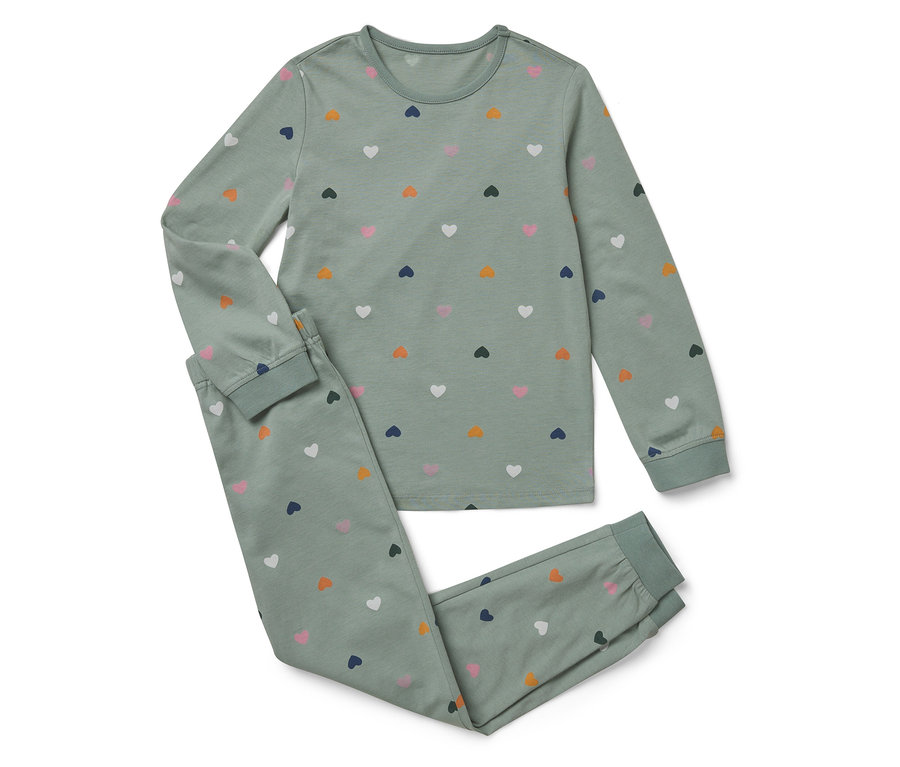 Ein grüner Schlafanzug mit langen Ärmeln und Hosen, bedruckt mit Herzen.