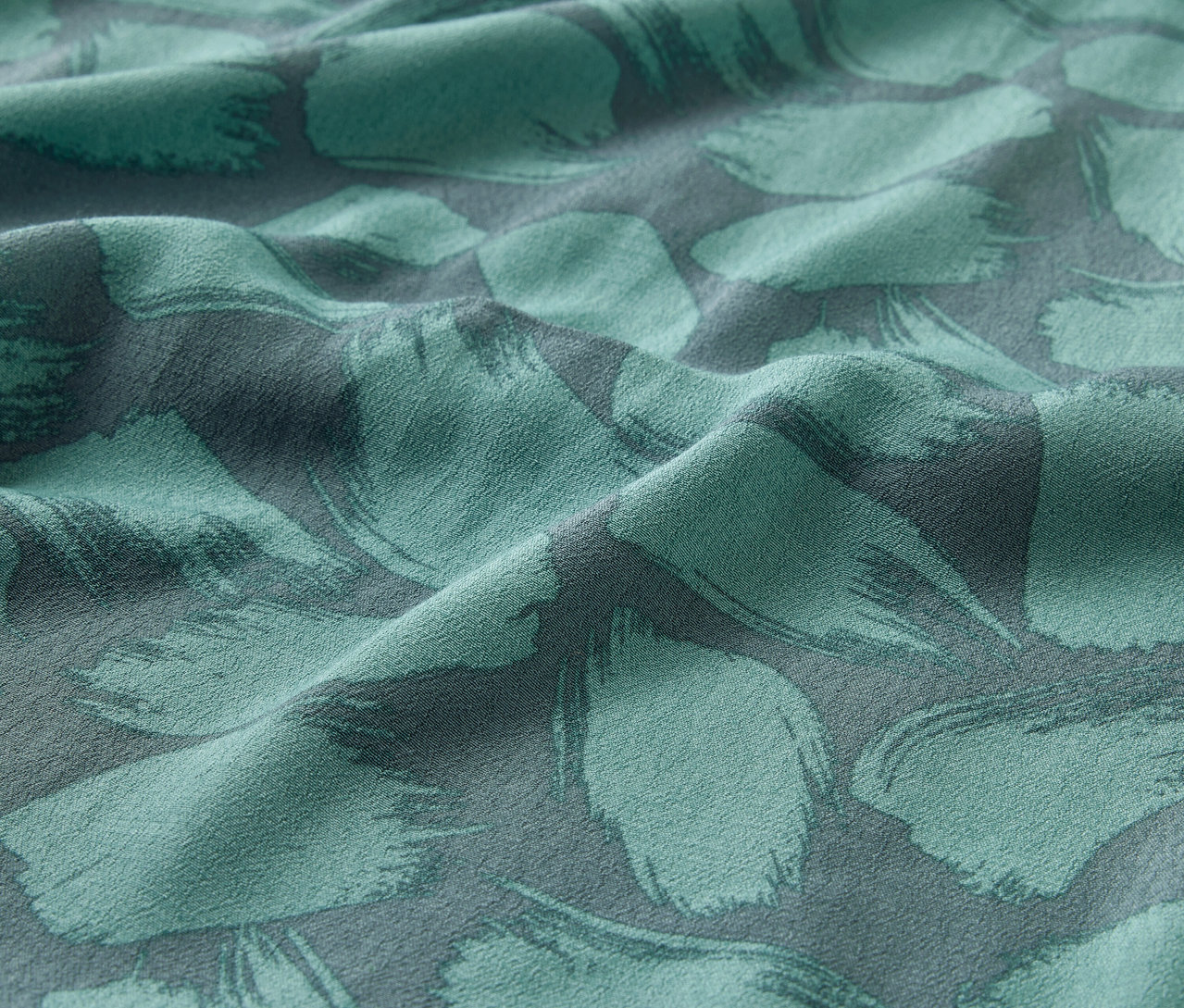 Detailansicht eines bedruckten Hemdblusenkleids.