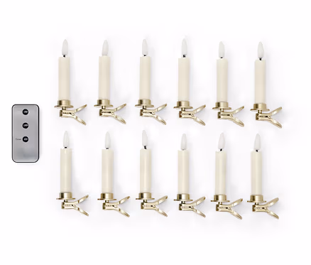 Zwölf LED-Kerzen mit Clips und Fernbedienung auf weißem Hintergrund.