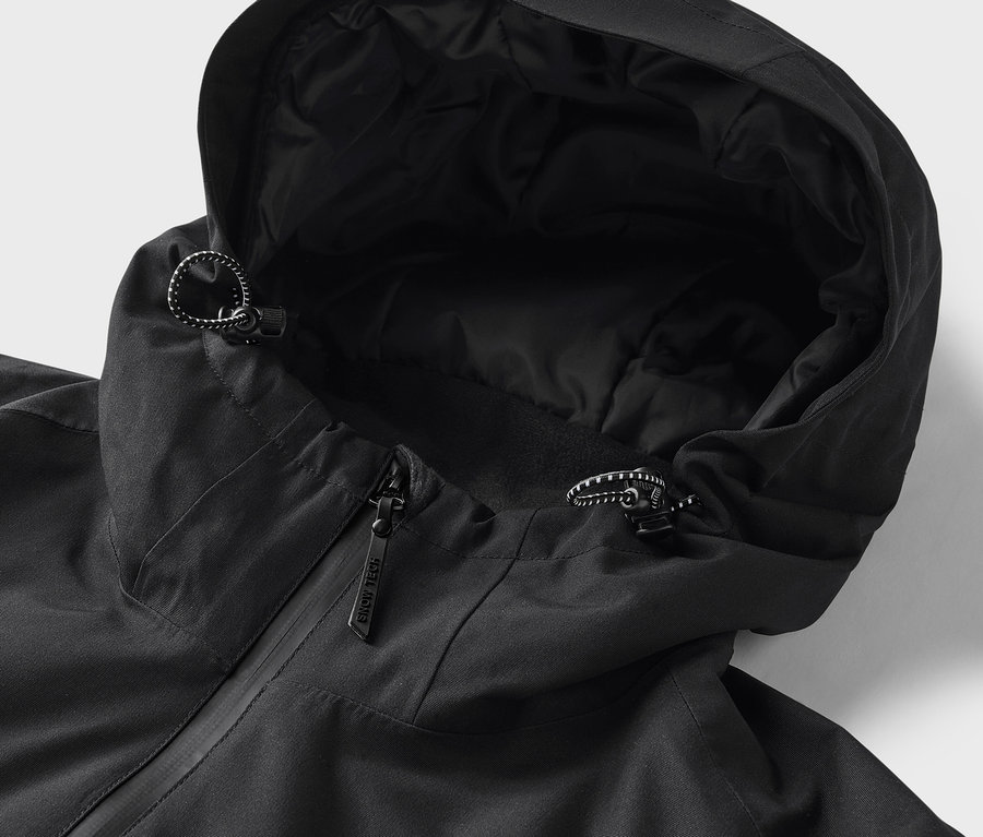 Detailaufnahme einer schwarzen Jacke mit Kapuze und Kordelzug.