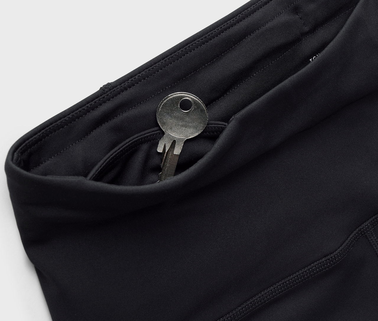 Schwarze Leggings mit Schlüssel in der Tasche.
