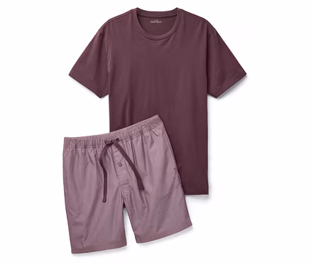 Ein purpurfarbenes T-Shirt und Schlafshorts liegen auf einem weißen Hintergrund.