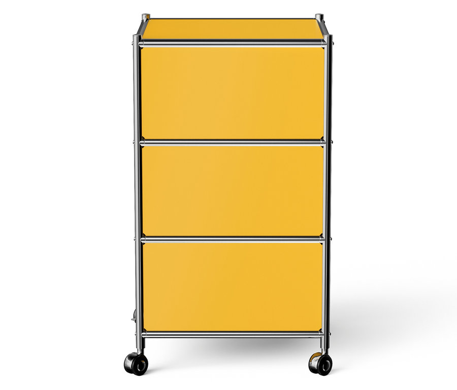 Ein gelber Metallwagen mit drei Schubladen auf einem weißen Hintergrund.