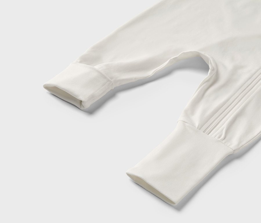 Detailaufnahme eines weiß/grünen Baby-Pyjamas.