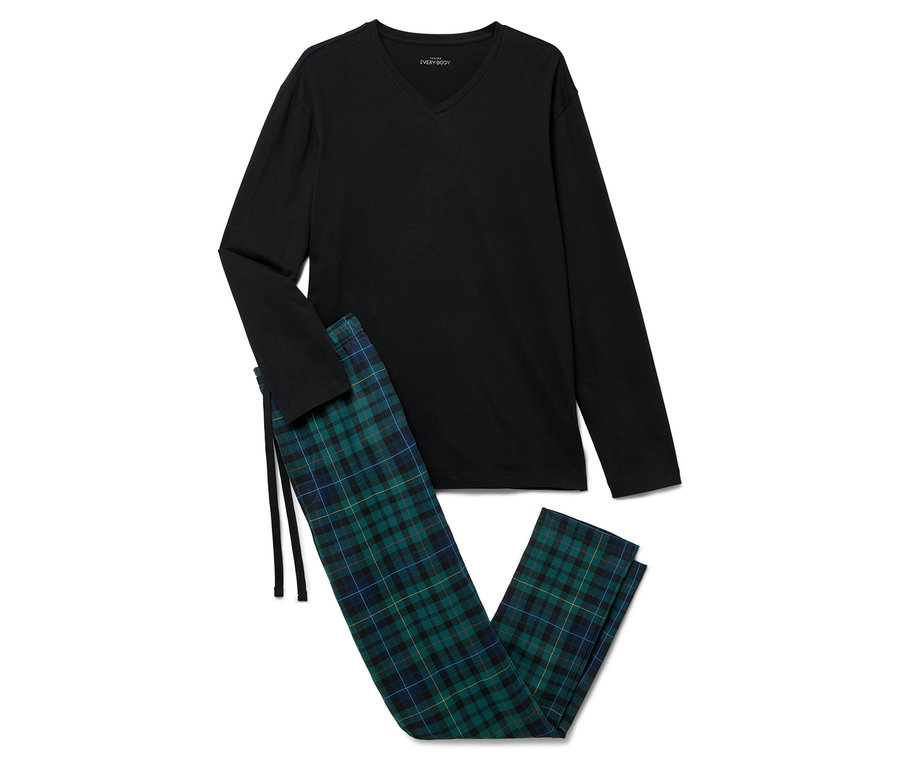Schwarzes Langarmshirt und karierte Schlafanzughose.