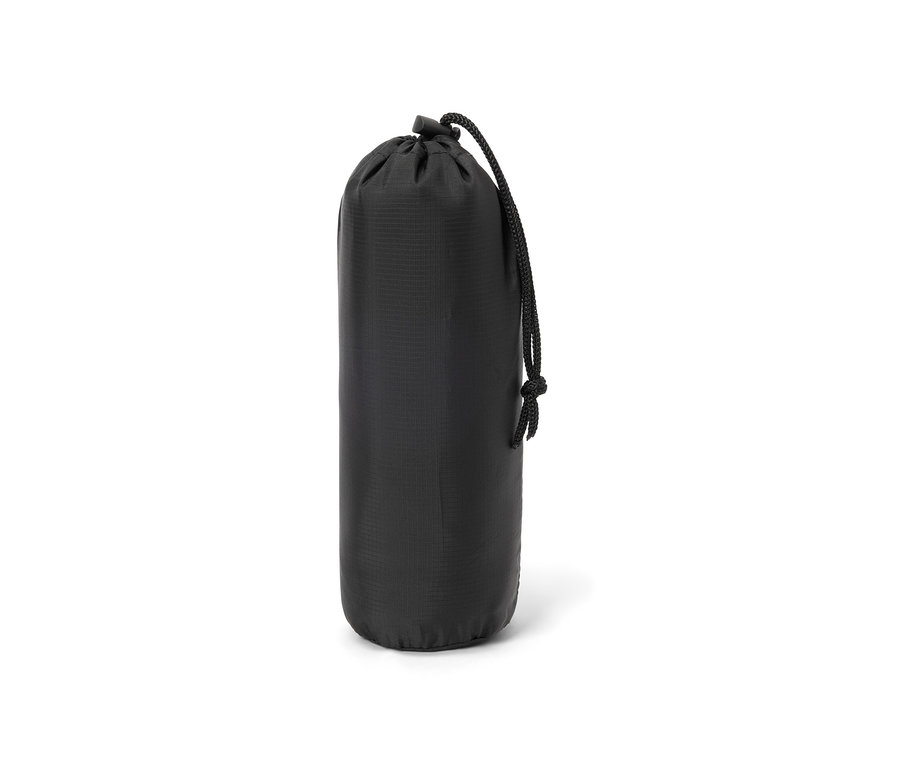 Ein schwarzer Stoffbeutel für ein Seiden-Schlafsack-Inlay mit Kordelzug.