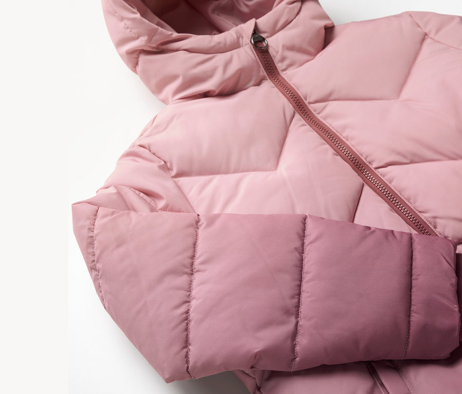 Detailaufnahme eines Kinder-Thermomantels in Rosa.