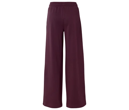 Eine lange, weinrote Hose mit weitem Bein und Gummibund.