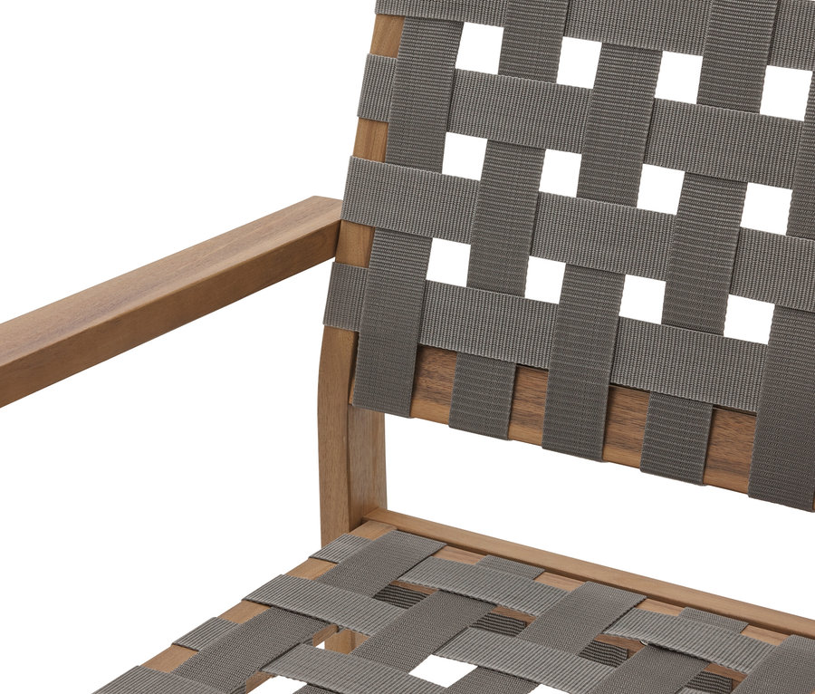 Detailaufnahme eines Stuhls mit Holzrahmen und grauem Gurtgeflecht.