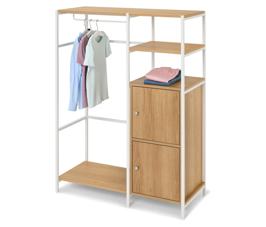 Garderobenständer aus hellem Holz und weißem Metall mit hängender Kleidung und gefalteter Kleidung auf einem Regal.
