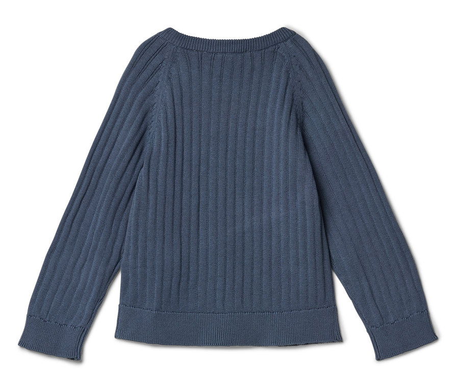 Blauer, gerippter Pullover, flach ausgelegt.