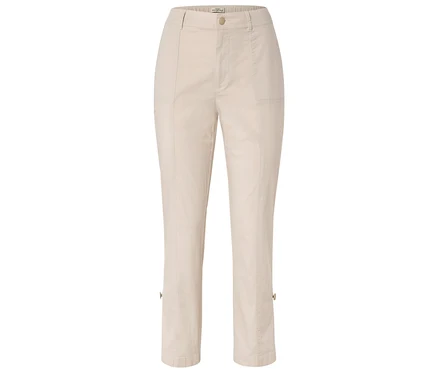 Beige Stoffhose mit geradem Bein und Knöpfen am Saum.