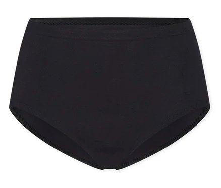 Schwarzer SCHIESSER Invisible Slip Maxi, flach auf weißem Hintergrund liegend.