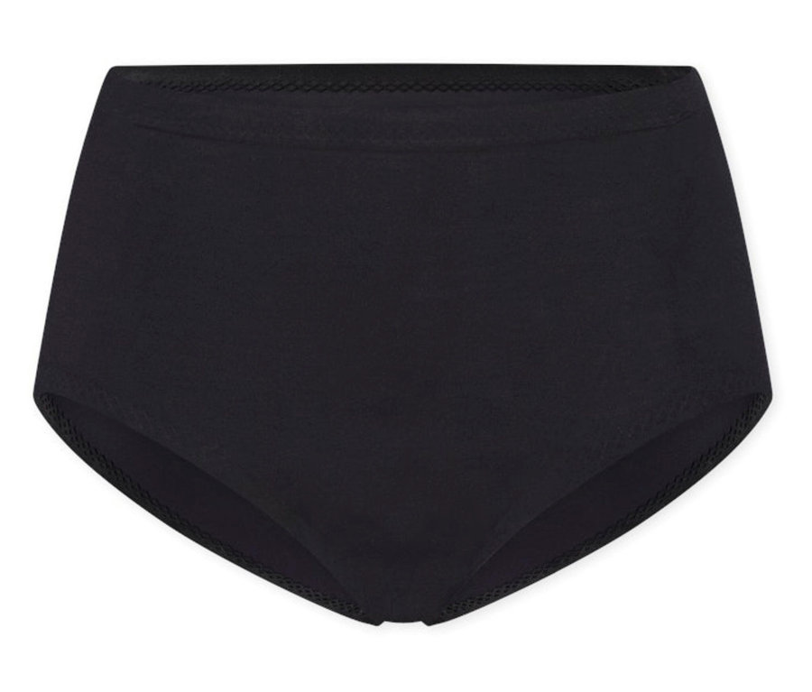 Schwarze, hoch taillierte Damenunterhose vor neutralem Hintergrund.