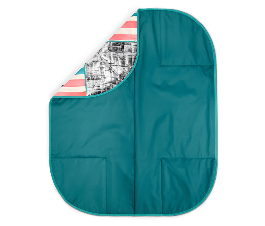 Eine aufgeklappte, türkisblaue Picknickdecke mit einer Ecke, die zurückgeklappt ist, um ein gestreiftes Innenfutter und eine silberne Isolierung zu zeigen.