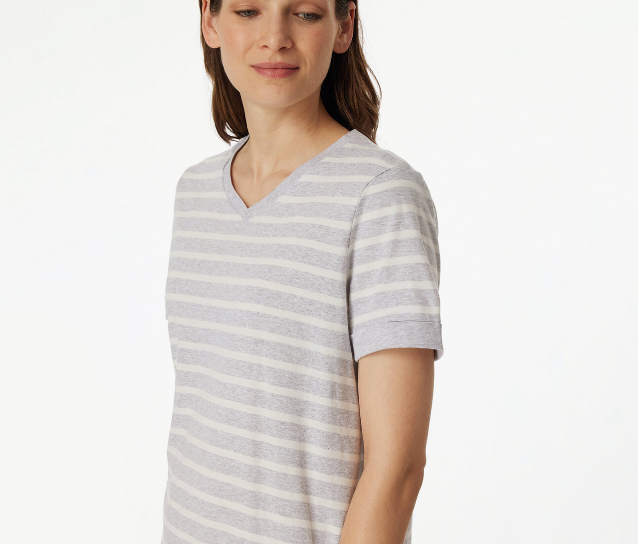 Frau trägt einen gestreiften SCHIESSER 3/4-Pyjama.