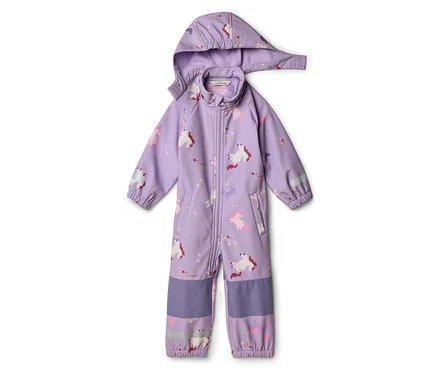 Lila Kinder-Overall mit Kapuze und Einhorn-Muster liegt auf weißem Grund.