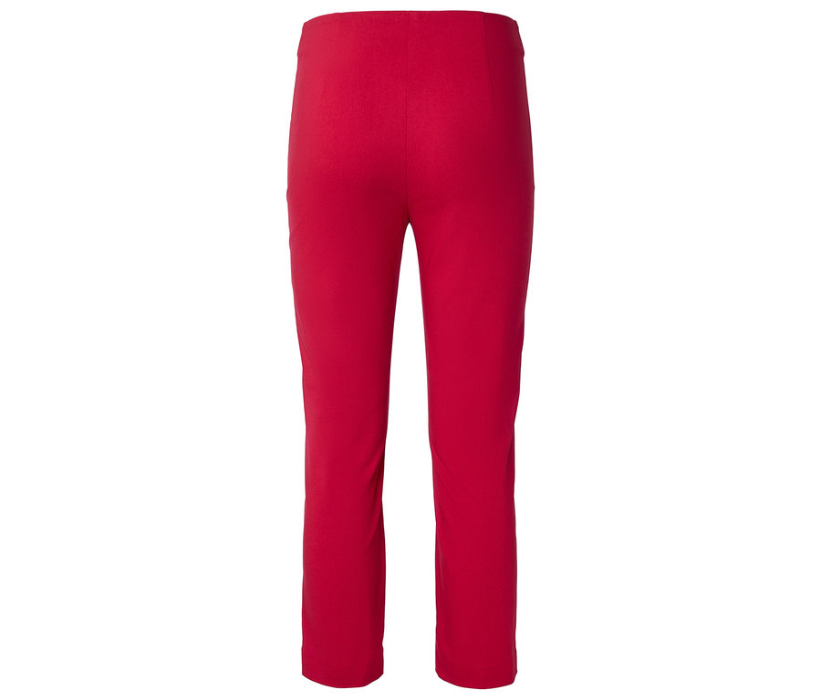 Rote Stoffhose, von hinten fotografiert.