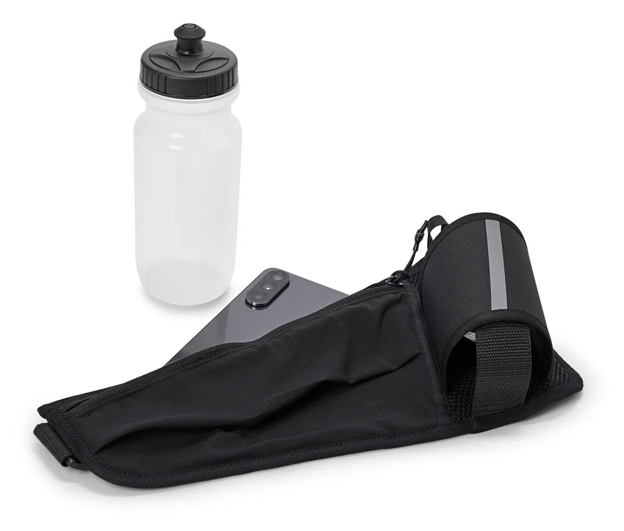 Eine durchsichtige Wasserflasche und ein Smartphone liegen neben einer schwarzen Gürteltasche.