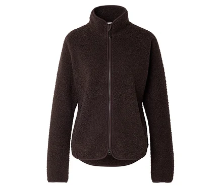 Eine dunkelbraune Fleecejacke mit Reißverschluss und Stehkragen ist vor einem weißen Hintergrund zu sehen.