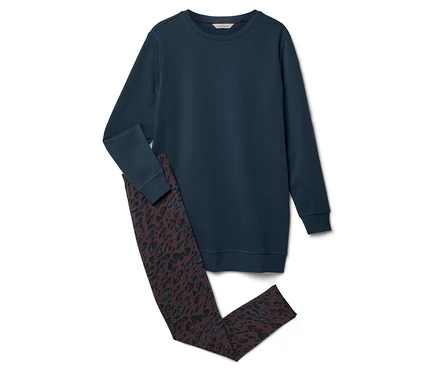 Ein dunkelblaues Langarmshirt liegt über einer braunen Leggings mit blauem Leopardenmuster.