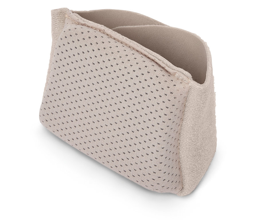 Beige Stoffaufbewahrungsbox mit Punktmuster auf weißem Grund.