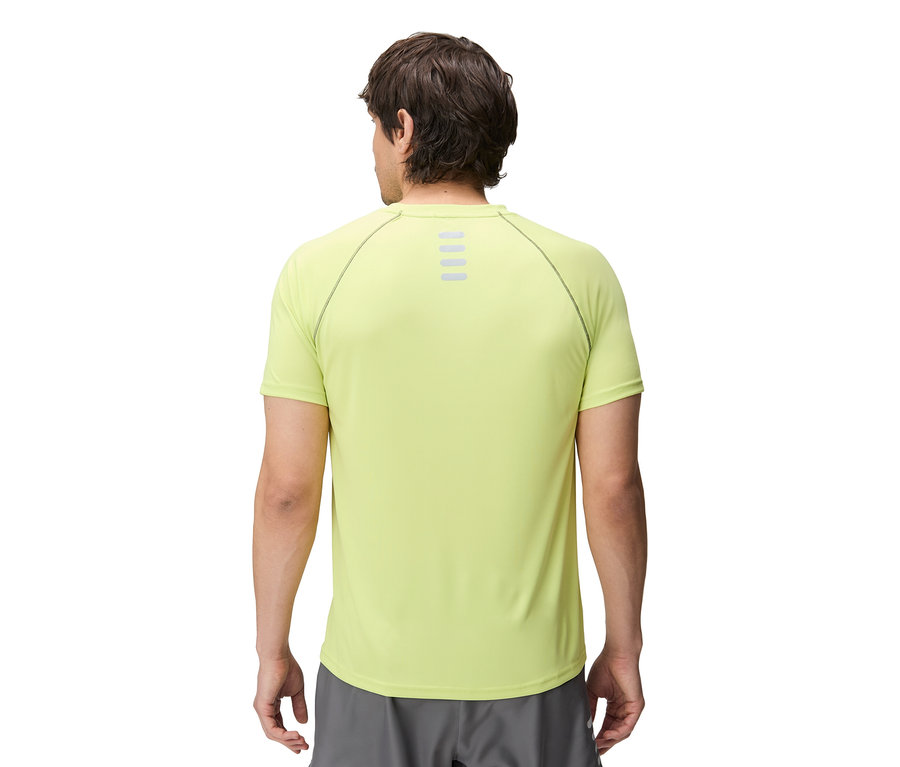 Rückansicht eines Mannes in einem hellgrünen Sportshirt mit reflektierenden Streifen und grauen Shorts.