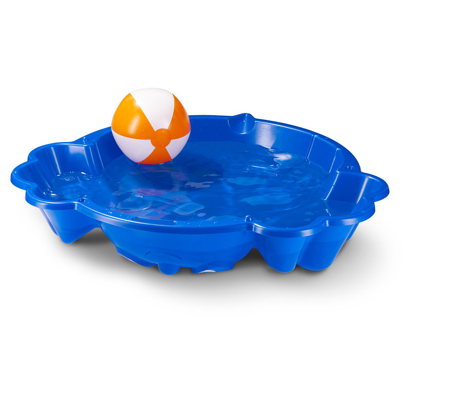 Orange-weißer Ball im blauen Wasserbecken.