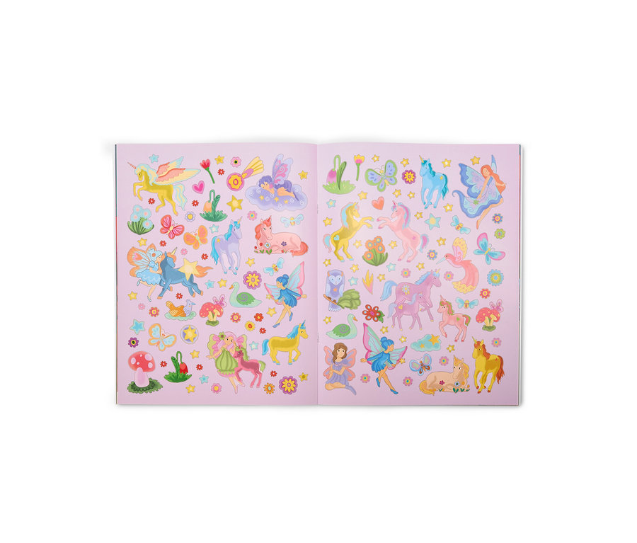 Offenes Stickerbuch mit rosa Seiten, gefüllt mit bunten Aufklebern von Einhörnern, Feen, Schmetterlingen, Blumen und Sternen.