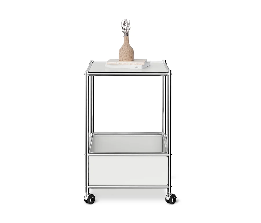 Weißer Metall-Couchtisch CN3 auf Rollen mit Glasplatte, einem weißen Ablagefach, Büchern und einer Vase.