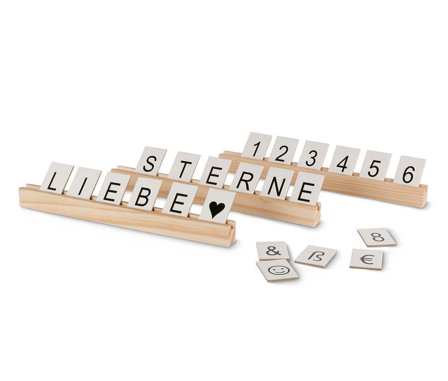 Drei Buchstabenleisten aus Holz mit den Wörtern Liebe, Sterne und Zahlen 1 bis 6.